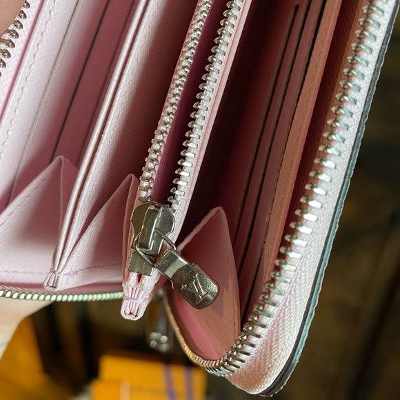 Limited Edition Louis Vuitton Escale Pastel zippy wallet card holder - Picture 8 of 16